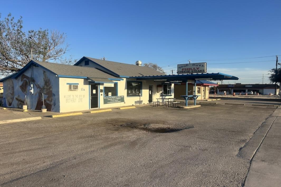 Nhà hàng Youz Guyz Cheesesteak tại Universal City chính thức đóng cửa 1 399597