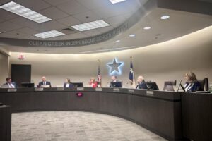 Giới Chức Clear Creek ISD Tìm Cách Cải Thiện Vấn Đề Ngân Sách 7 Giới Chức Clear Creek ISD Tìm Cách Cải Thiện Vấn Đề Ngân Sách