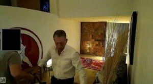 Doanh nhân địa ốc bị truy tố ở Vùng Vịnh sống trong nhà 6 triệu đô, chủ nợ đòi trục xuất