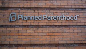 Thẩm phán liên bang ngăn chặn việc Tổng Thống Donald Trump cắt giảm tài trợ Planned Parenthood