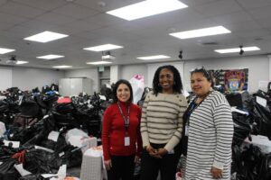 Cảnh sát Katy ISD chuẩn bị quà Giáng sinh cho 740 học sinh 2 Cảnh sát Katy ISD chuẩn bị quà Giáng sinh cho 740 học sinh