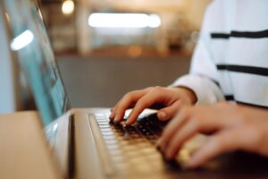 Học Khu Clear Creek dự kiến triển khai chương trình học trực tuyến cho học sinh 6 Học Khu Clear Creek dự kiến triển khai chương trình học trực tuyến cho học sinh