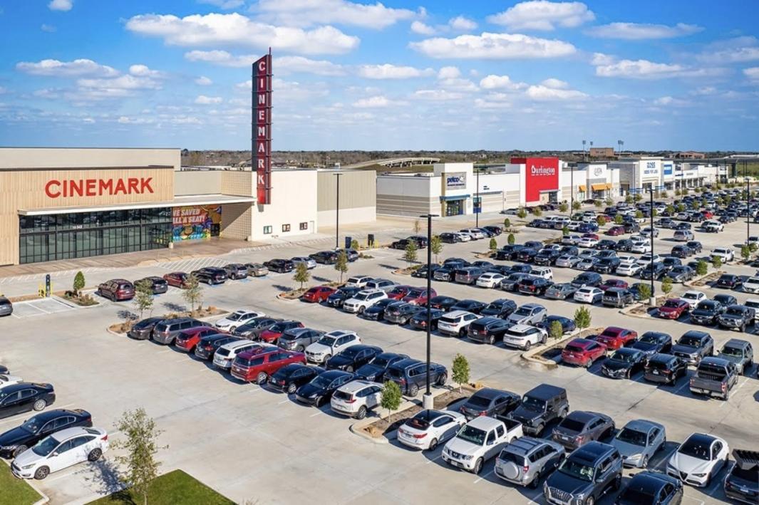Hoàn tất giai đoạn cho thuê 2 khu còn lại tại Fort Bend Town Center 1 400172