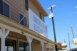 Cửa hàng thời trang cô dâu di dời đến địa điểm mới tại San Antonio