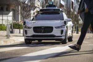 Waymo Thu Hồi Phần Mềm Sau Khi Xe Tự Lái Vượt Qua Xe Buýt Trường Học