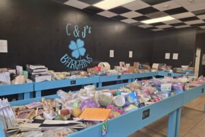 C and J's Bargains khai trương tại Hitchcock 18 C and J’s Bargains khai trương tại Hitchcock