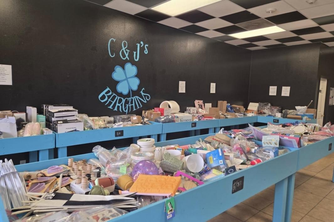 C and J's Bargains khai trương tại Hitchcock 1 400418