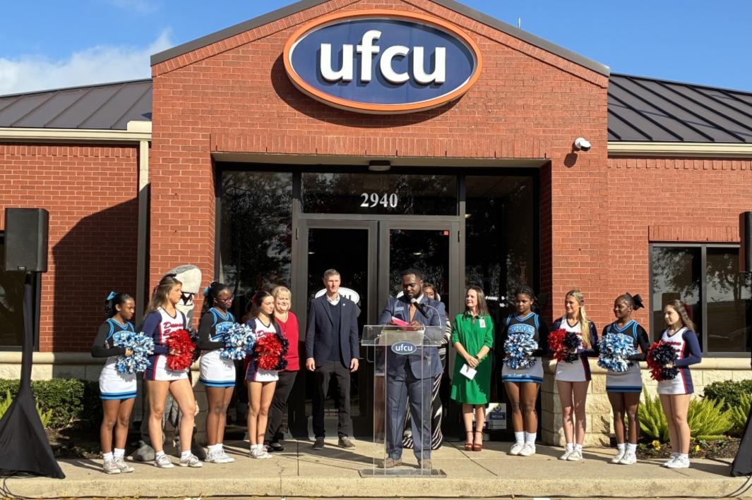 UFCU Quyên Góp 20.000 USD Trả Nợ Tiền Ăn Trưa Cho Học Sinh Tại Pearland và Alvin ISD 1 401336