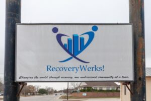 RecoveryWerks! Khắc phục khoảng trống điều trị cho thanh thiếu niên bằng chương trình phục hồi ngoại trú