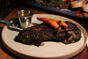 76 Steakroom tại Keller: Sự kết hợp giữa BBQ và ẩm thực cao cấp