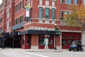 Quán Anchor Bar khai trương tại Frisco, phục vụ cánh gà Buffalo và bia