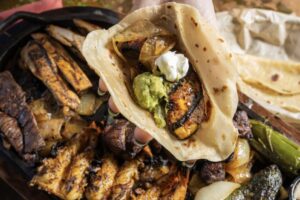 Nhà hàng mới ở Houston: Tex-Mex và món ngọt Trung Đông