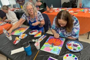 Các sáng kiến địa phương giúp cư dân Hạt Hays cao tuổi sống vui khỏe