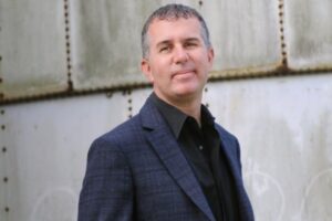 Chuyên gia địa phương Chad Hardin chia sẻ lời khuyên về chuyển đổi cuộc sống cho người cao niên