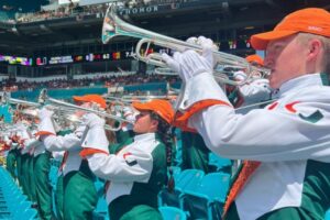 Ban nhạc của Đại học Miami đến Grapevine tập luyện trước trận Cotton Bowl