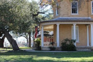 Quán bar The Weighted Plate chuẩn bị mở cửa trở lại tại New Braunfels