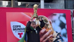 Người hâm mộ túc cầu đổ về Thrive City San Francisco dự tiệc xem bốc thăm World Cup