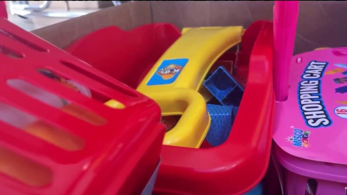 Tổ chức Oakland Kêu Gọi Quyên Góp Đồ Chơi Giáng Sinh 1 44170340571 1080pnbcstations