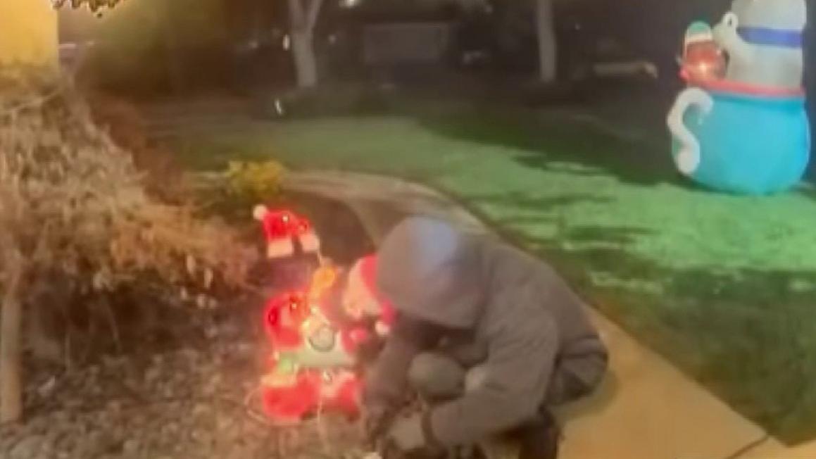 Trộm cắp đồ trang trí Giáng Sinh mang phong cách Disney tại nhà riêng ở Campbell 1 44222358289 1080pnbcstations