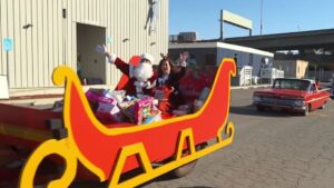 Các câu lạc bộ xe hơi San Jose tặng quà cho các gia đình khó khăn