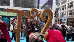 San Francisco Chuẩn Bị cho Lễ Diễu Hành Hoa Hồng