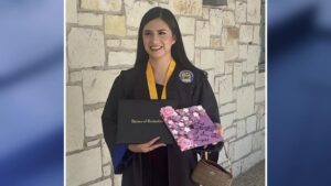 Sinh viên đại học bị trục xuất khi đang trên đường về nhà ở Texas dịp Lễ Tạ ơn 6 Sinh viên đại học bị trục xuất khi đang trên đường về nhà ở Texas dịp Lễ Tạ ơn