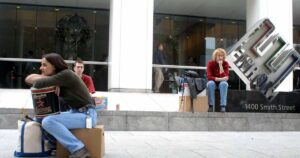 12-02-2001: Enron tuyên bố phá sản, châm ngòi cho vụ bê bối doanh nghiệp lớn nhất lịch sử Mỹ