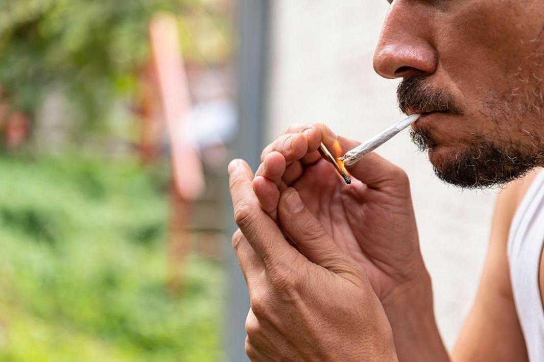 Tình trạng nôn mửa vì cần sa đang gia tăng 1 8216Scromiting8217 or uncontrollable vomiting due to marijuana use is on the rise1