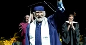 Cụ ông 85 tuổi tốt nghiệp đại học sau nhiều thập kỷ 4 Cụ ông 85 tuổi tốt nghiệp đại học sau nhiều thập kỷ