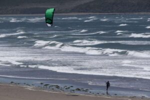 Người lướt ván bị cá mập tấn công ở Bãi biển Dillon, may mắn thoát nạn