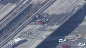 Xe bốc cháy sau va chạm ba ô tô, chặn quốc lộ 87 hướng bắc ở San Jose