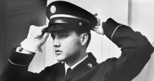 12-20-1957: Ngày này năm xưa: Elvis Presley nhận giấy gọi nhập ngũ