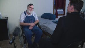 Người đàn ông bán mật ong chia sẻ câu chuyện sống sót sau vụ tai nạn kinh hoàng ở Hồ Conroe