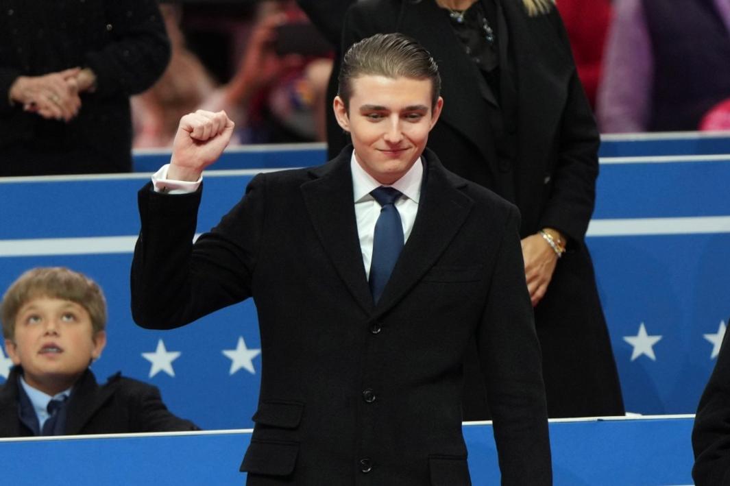 Barron Trump bị chỉ trích vì quan hệ với người bị tố cáo buôn người 1 AP25020836750133