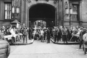 Ngày này năm xưa: John Lennon bị bắn chết 32 Ngày này năm xưa: John Lennon bị bắn chết