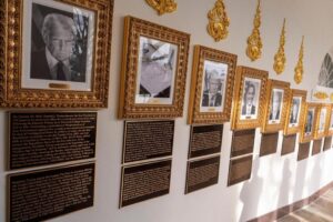 Trump Gắn Tấm Tưởng Niệm Mới Tại Nhà Trắng, Chỉ Trích Biden và Obama 15 Trump Gắn Tấm Tưởng Niệm Mới Tại Nhà Trắng, Chỉ Trích Biden và Obama