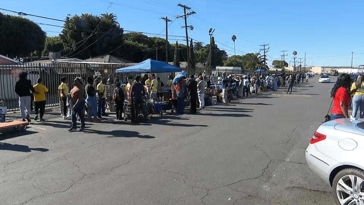 Tổ Chức 'We Grow LA' Tổ Chức Phát Thực Phẩm, Quần Áo Ở Nam Los Angeles 1 Amber Food Distribution