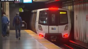 Dịch vụ BART ngưng trệ do mất điện tại đường hầm Transbay