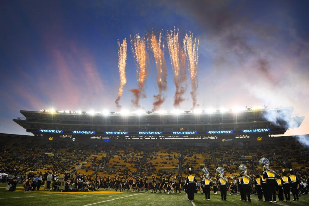 Cal nhận thêm tiền hỗ trợ cho việc tuyển dụng huấn luyện viên bóng bầu dục 1 BNG L CALFBC 1130 11