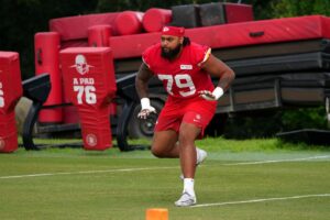 Tân Binh Esa Pole của Kansas City Chiefs: Từ Chưa Từng Chơi Bóng Bầu Dục Đến Giải NFL