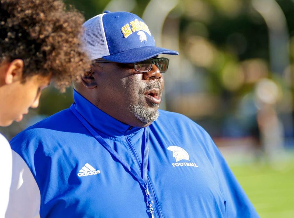 Cựu huấn luyện viên McClymonds, trợ lý SJSU Carter dự kiến sẽ là huấn luyện viên bóng bầu dục của Sacramento State 1 BNG L SERSPRING18 0519 105608699 e1705444069202