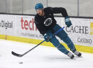 Vincent Desharnais bị đưa vào danh sách chấn thương, San Jose Sharks gọi cầu thủ chạy cánh Pavol Regenda từ AHL