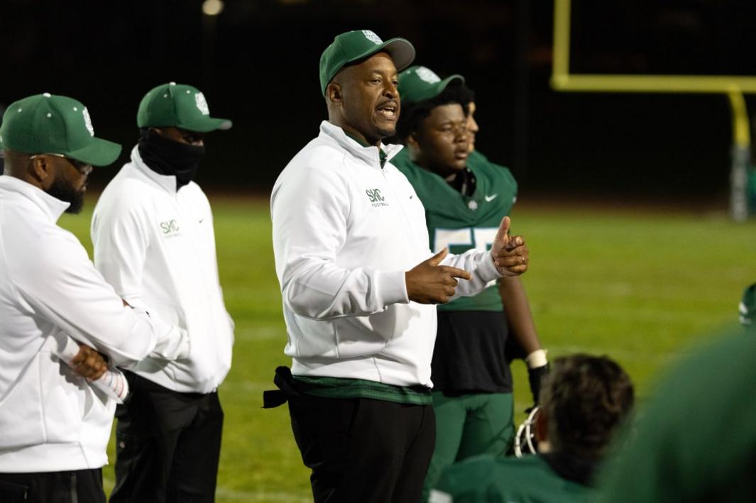 Antoine Evans rời vị trí huấn luyện viên bóng bầu dục Sacred Heart Cathedral 1 BNG L SHCFB 1003 30