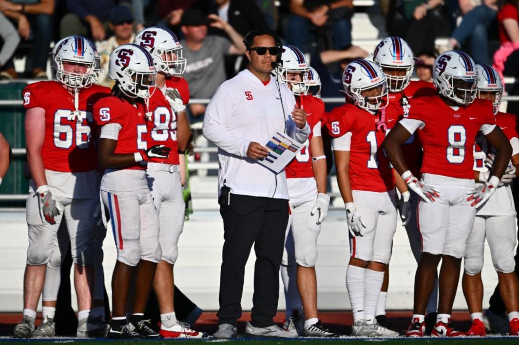 Cựu huấn luyện viên St. Ignatius chuẩn bị cho De La Salle 1 BNG L STIGNATIUS 1004 06