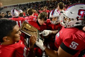 St. Ignatius Vượt Khó, Tiến Vào Chung Kết Bóng Bầu Dục Tiểu Bang 4 St. Ignatius Vượt Khó, Tiến Vào Chung Kết Bóng Bầu Dục Tiểu Bang