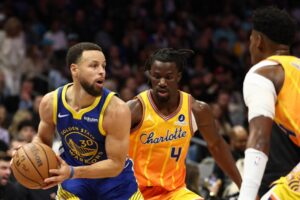 Steph Curry tỏa sáng trong đêm Giao thừa, giúp Warriors chiến thắng