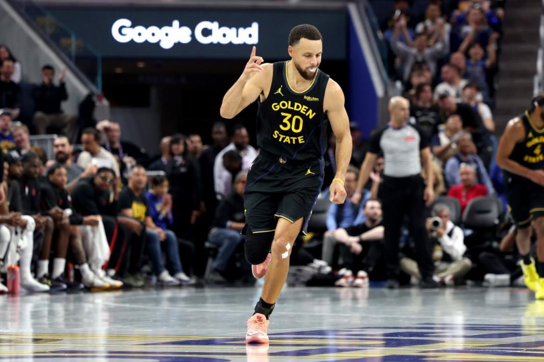 “Người Dơi” Steph Curry Trở Lại: Sẵn Sàng Thi Đấu Sau Chấn Thương 1 BNG L WARRIORS 1127 28