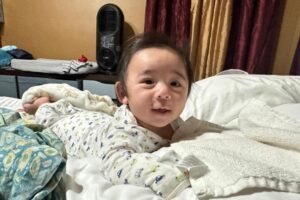 Chào đời kỳ diệu: Em bé chào đời sau khi mang thai hiếm gặp