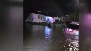 Vùng Vịnh đối mặt cảnh báo lũ lụt và sóng lớn sau bão ngày Giáng Sinh