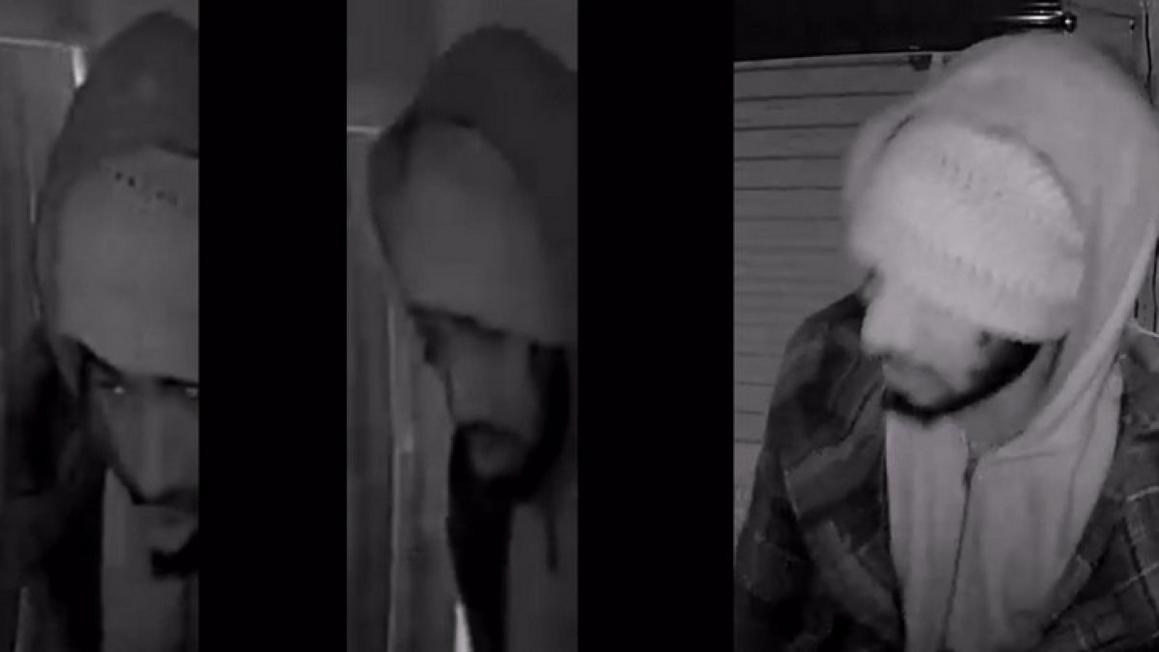 Camera ghi lại cảnh một người đột nhập vào cửa hàng tại Lễ hội Giáng sinh Philadelphia 1 Burglary 1 S Penn Sq DC 25 09 142891